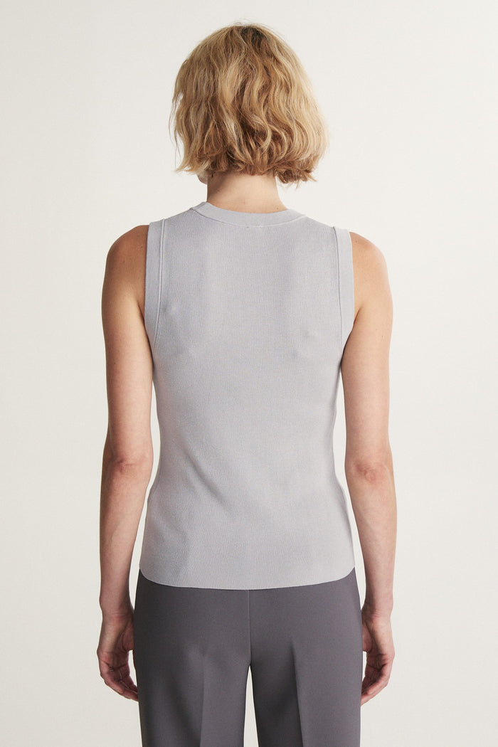 Sleeveless rib sweater